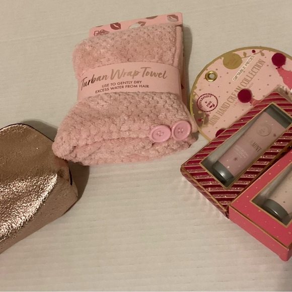 NWT wrap towel Estée Lauder makeup bag & 2 Peppermint & Pine Lotions Bundle - Picture 5 of 8